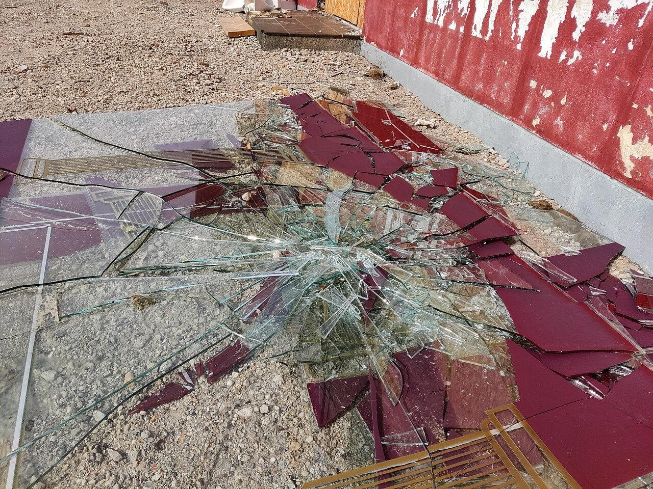Zersprungene Glasscheibe mit sternförmigem Bruchmuster